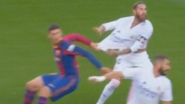 Polémico penalti de Lenglet a Ramos