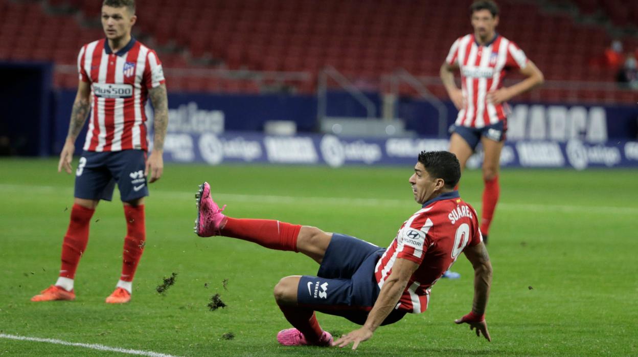 Luis Suárez, observado por Trippier y Savic, en el último partido del Atlético frente al Betis