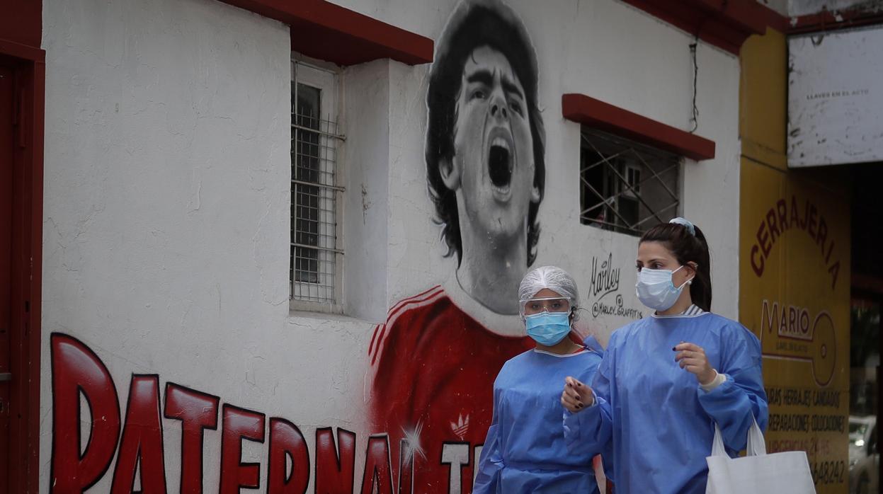 Dos enfermeras se pasean por Buenos Aires; Maradona, luce en el mural