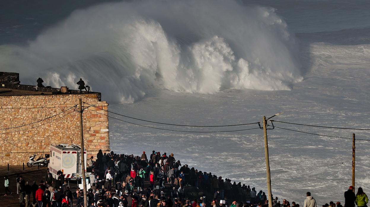 Aglomeraciones para contemplar las olas gigantes de 'Praia do Norte'