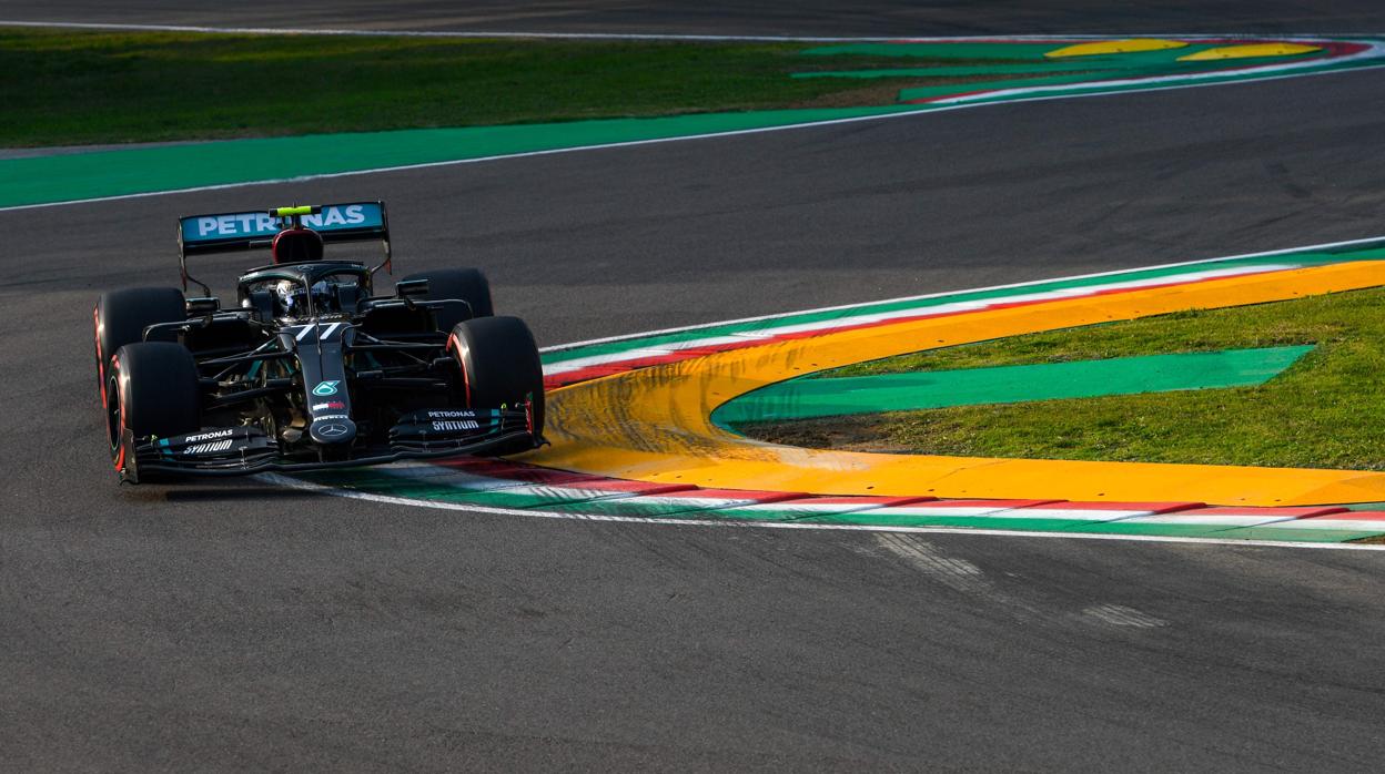 Valtteri Bottas se sube a uno de los pianos de Imola durante la clasificación