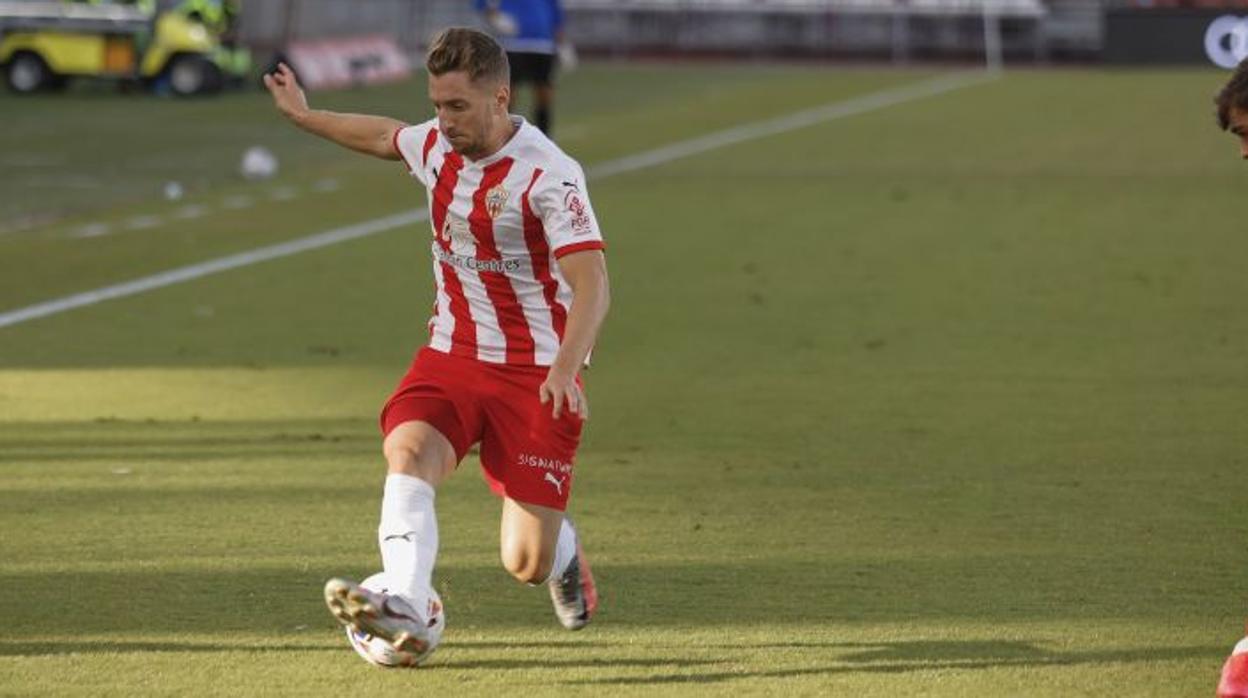 El Málaga hace sufrir a un Almería que acaba celebrando el triunfo