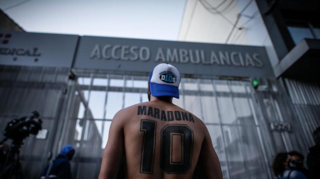 Maradona, operado de urgencia: «Evoluciona bien, sin secuelas ni déficit neurológico»