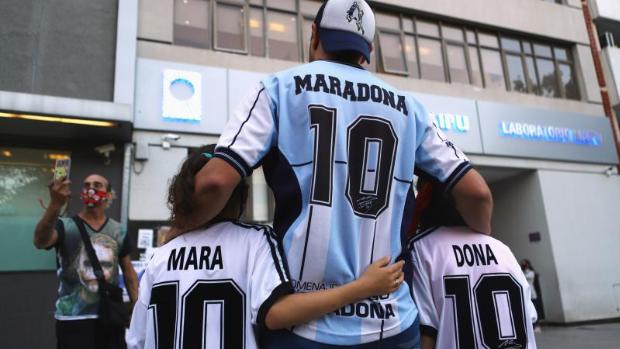 Maradona seguirá ingresado para tratarle «un cuadro de abstinencia»