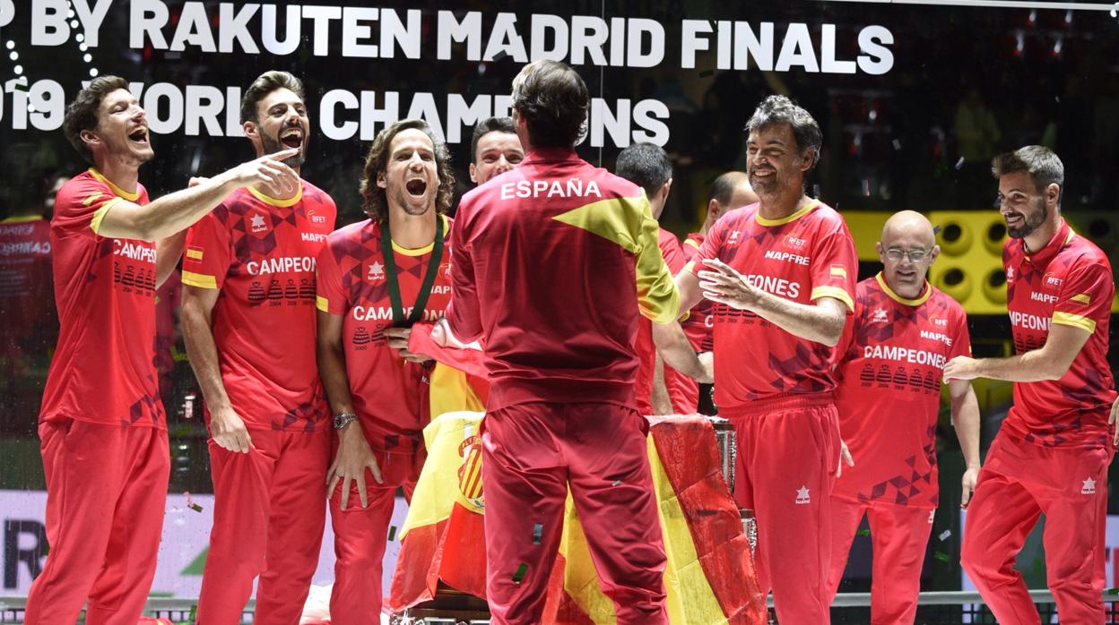 Los jugadores españoles celebran el título de la Copa Davis 2019