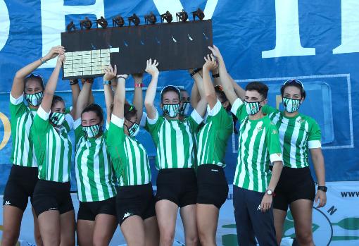 Las béticas levantan el trofeo tras vencer a las sevillistas en la regata femenina