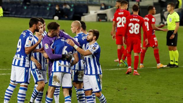 Monreal y Oyarzabal llevan a la Real al liderato ante un Granada mermado