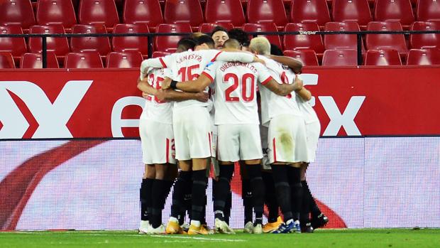 El Sevilla solo gana de penalti