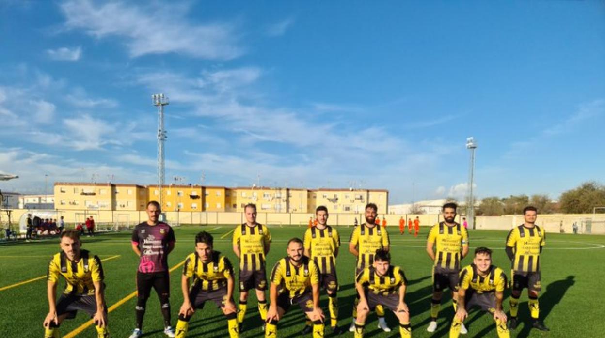 El once inicial del Villafranco CF posa justo antes del comienzo del encuentro ante el Cerro del Águila