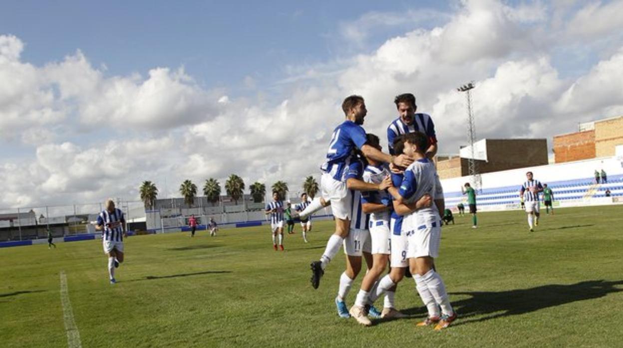 Los jugadores de la UD Pilas celebran el tanto de la victoria ante el Cazalla Balompié el pasado fin de semana