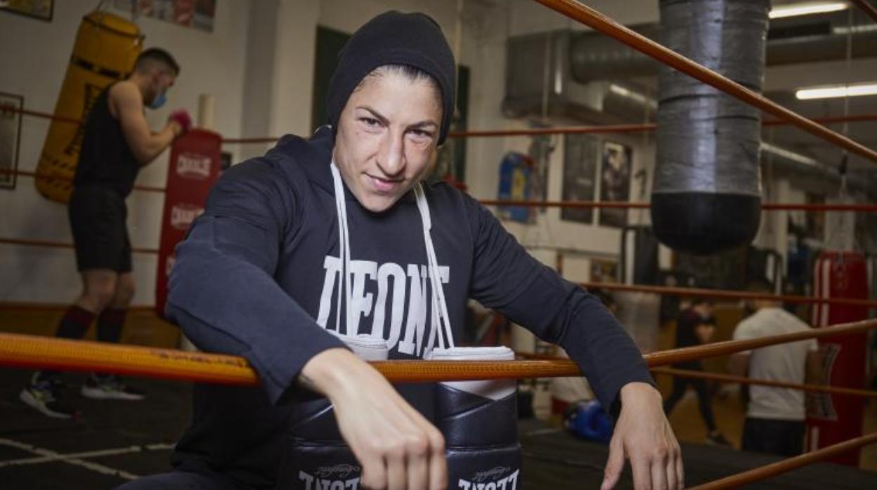 La boxeadora, en el gimnasio
