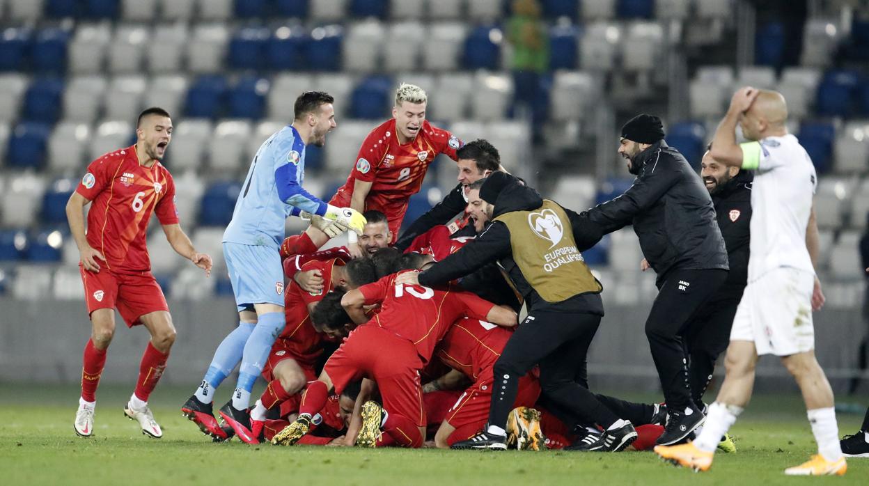 Los jugadores de Macedonia celebran el pase