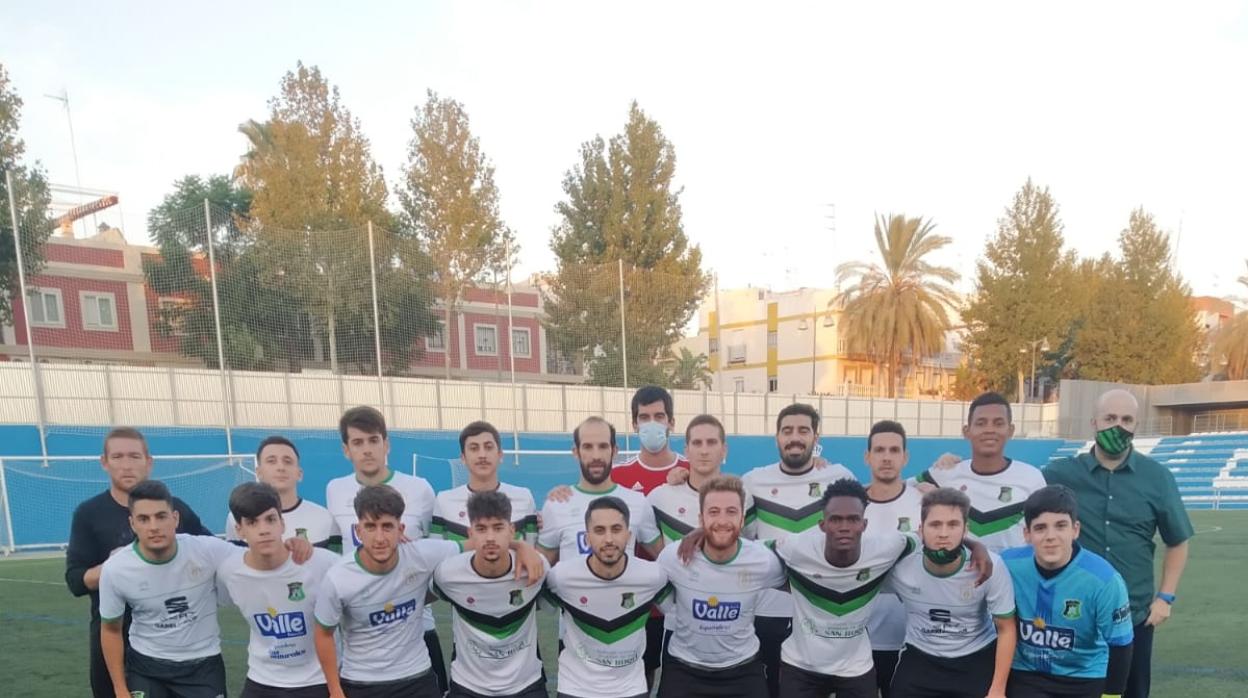 La plantilla del CD Coronil posa durante un encuentro de esta pretemporada