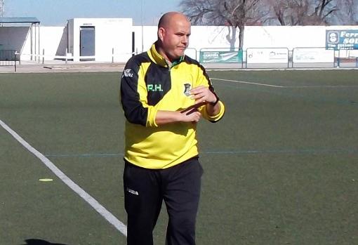 Raúl Hernández, durante su etapa como técnico del CD Coronil