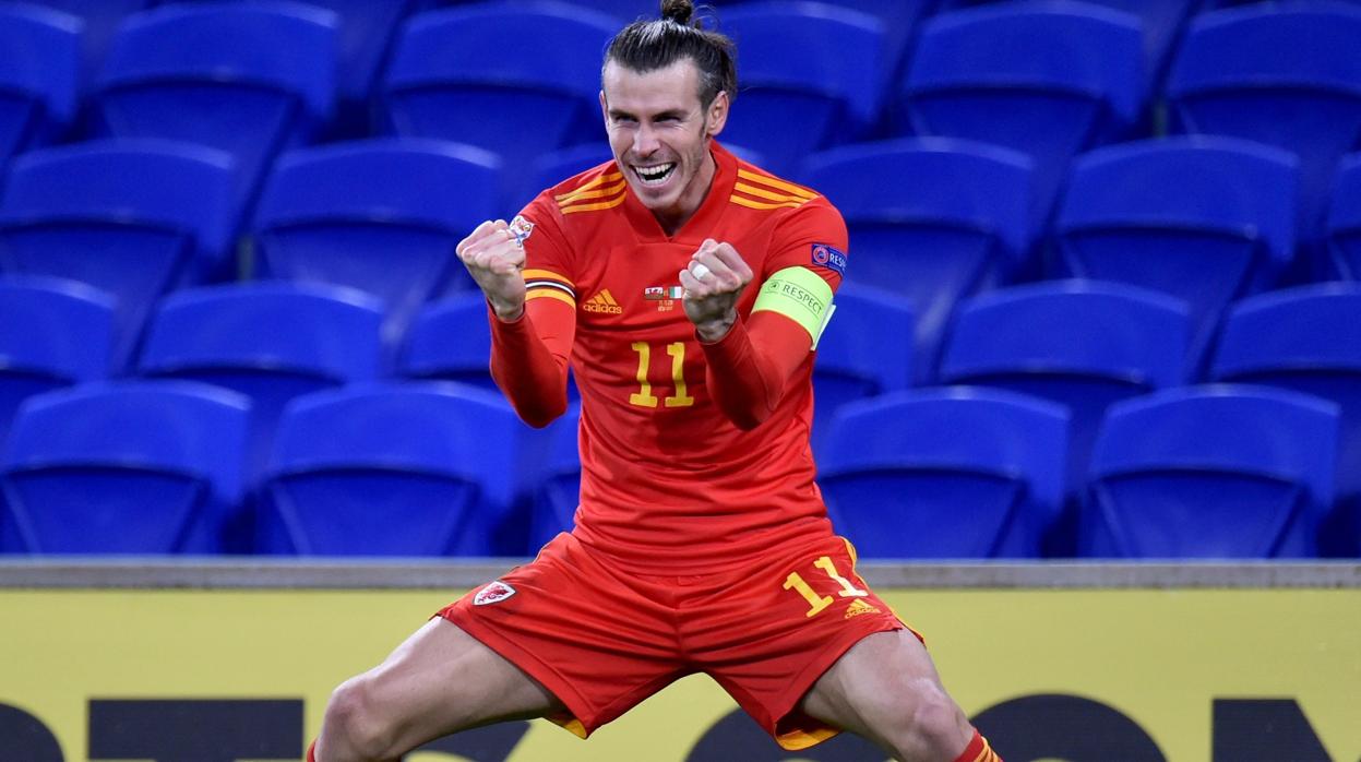 Gareth Bale, con Gales