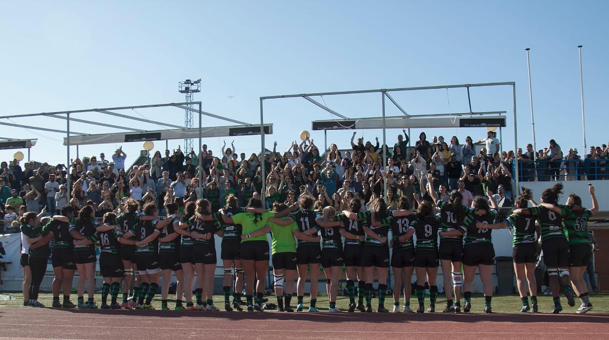 La plantilla de las Cocodrilas celebran con su afición en una imagen de archivo - @RugbyfemSevilla