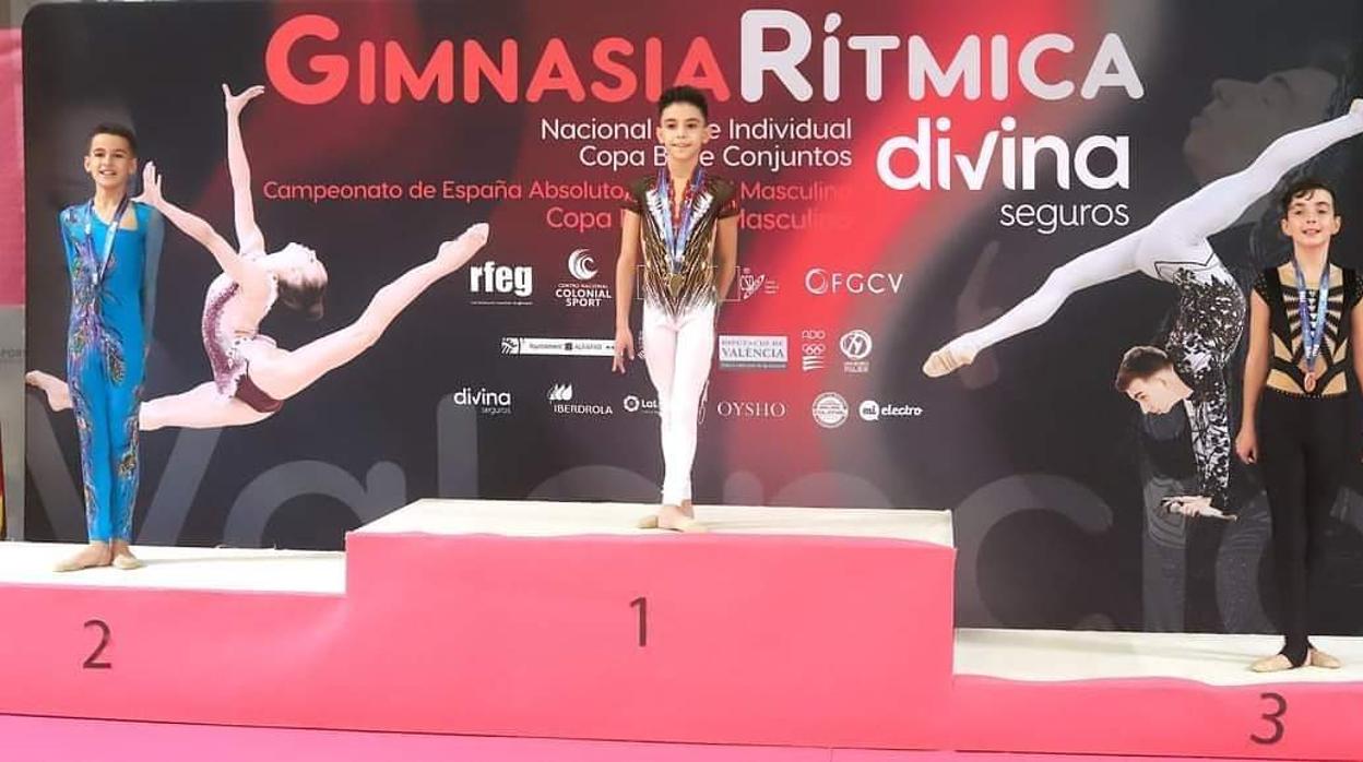 A la izquierda, el joven gimnasta gaditano subido en el segundo cajón del podio.