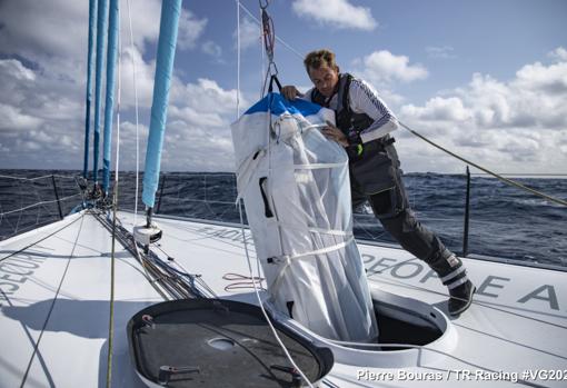 «Apivia» y «LinkedOut» refuerzan su liderazgo tras quince días de regata