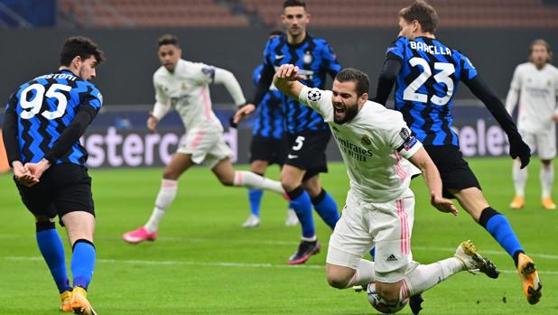 Nacho hace invisible a Lukaku