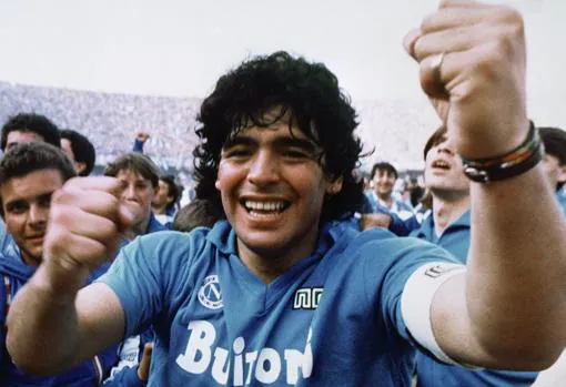 No solo era el rey del futbol, el día que Pelé le cantó a Maradona