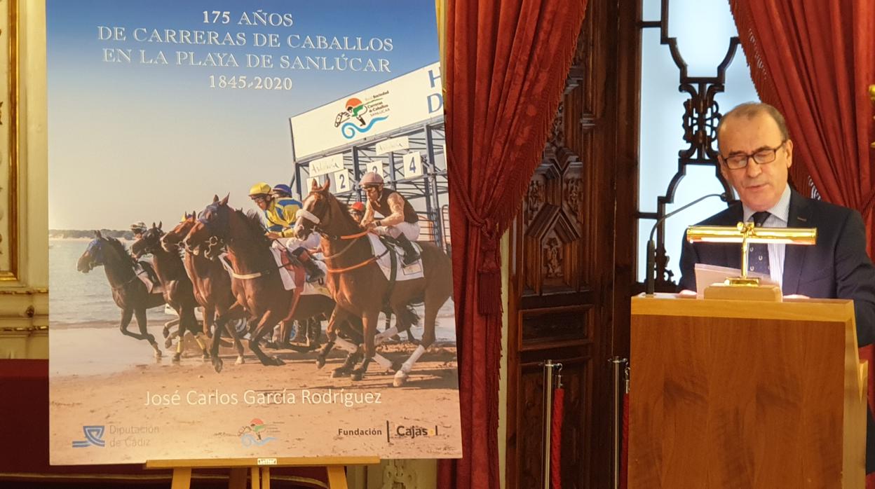 El escritor José Carlos García Rodríguez en el salón Regio del Palacio de la Diputación provincial.