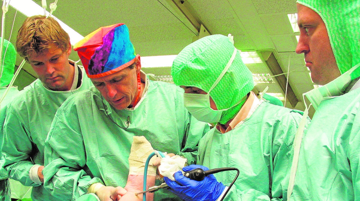 Niek van Dijk, en el centro con gorro de colores, en el quirófano