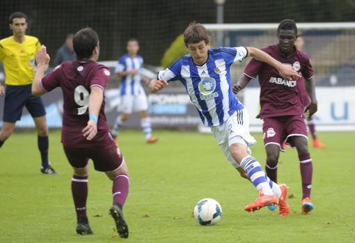Oyarzabal, emblema de la Real y actual máximo goleador de la Liga, durante un partido en las categorías inferiores del conjunto donostiarra