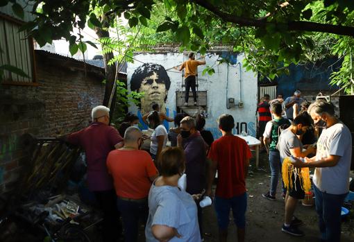 Admiradores de Maradona se agolpan frente a la casa donde vivió con su familia