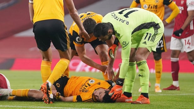 Raúl Jiménez, operado de un fractura de cráneo tras quedar inconsciente ante el Arsenal