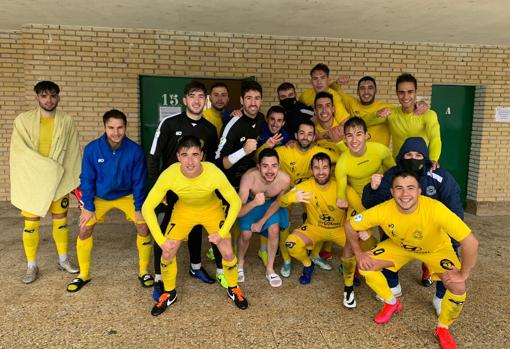 Los jugadores del CD Colegios Diocesanos celebrando un triunfo esta temporada