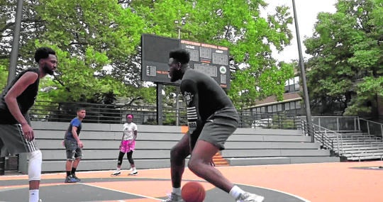 Varios jugadores, en la pista neoyorquina de Rucker Park