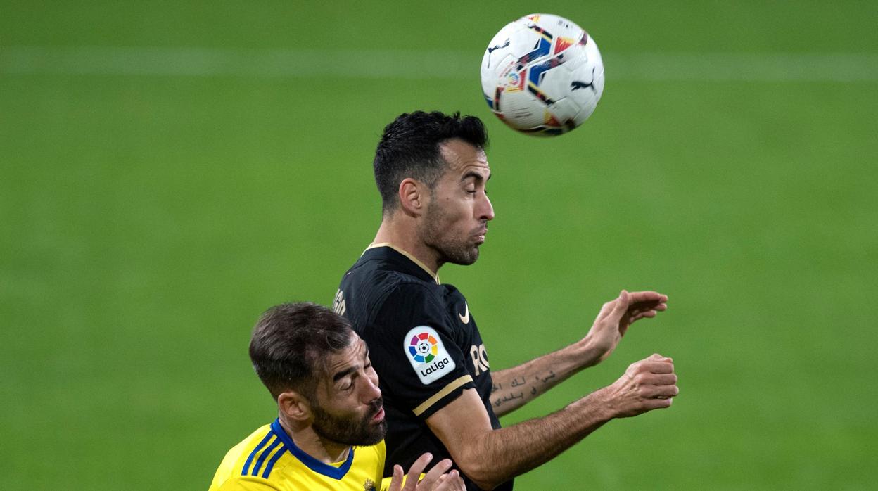 Busquets trata de rematar un balón ante el Cádiz