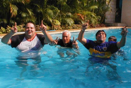 Diego con Coppola (centro) en el año 2000 celebrando en una piscina en Cuba un gol de Boca frente a River