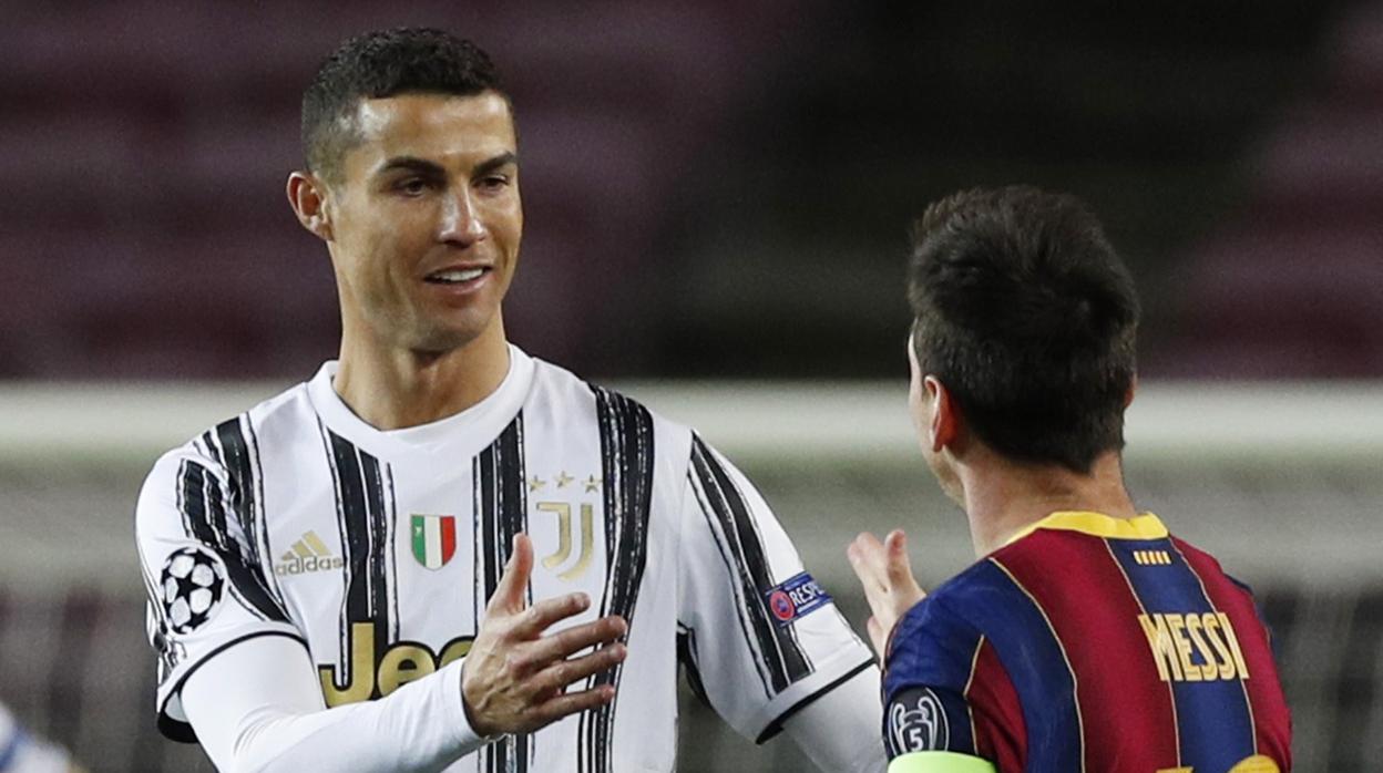 Cristiano Ronaldo y Messi se saludan antes del comienzo del encuentro