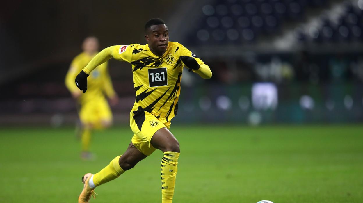 Moukoko, durante un partido con el Dortmund