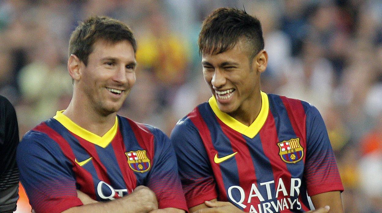 Neymar, que llegó procedente del santos, junto a Messi