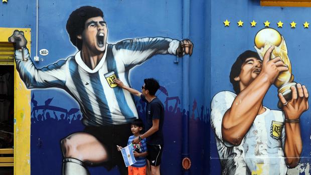 Investigan los móviles de las personas que encontraron muerto a Maradona