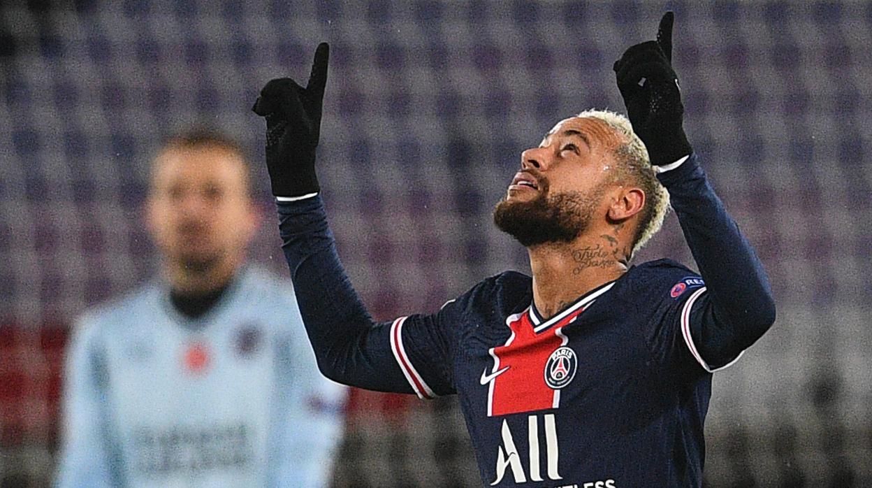 Neymar celebra un gol con el PSG