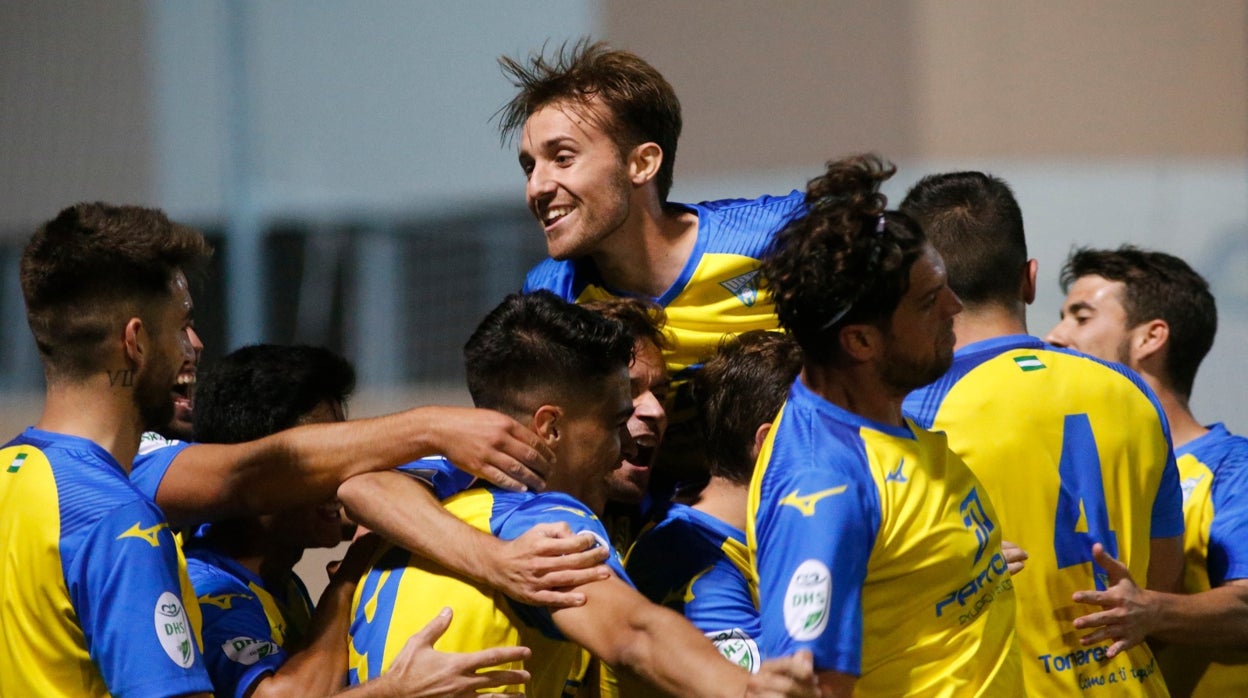 Los jugadores del Tomares celebran uno de los tantos en el partido ante el Chinato, el que les permitió jugar la Copa del Rey