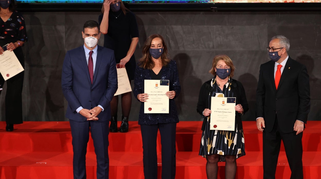 Las exjugadoras de hockey hierba Mercedes Coghen y María Ángeles Rodríguez Suárez posan con el diploma de reconocimiento de melladistas olímpicas junto al presidente del Gobierno, Pedro Sánchez, y el presidente del Comité Olímpico Español (COE), Alejandro BlancoEFE