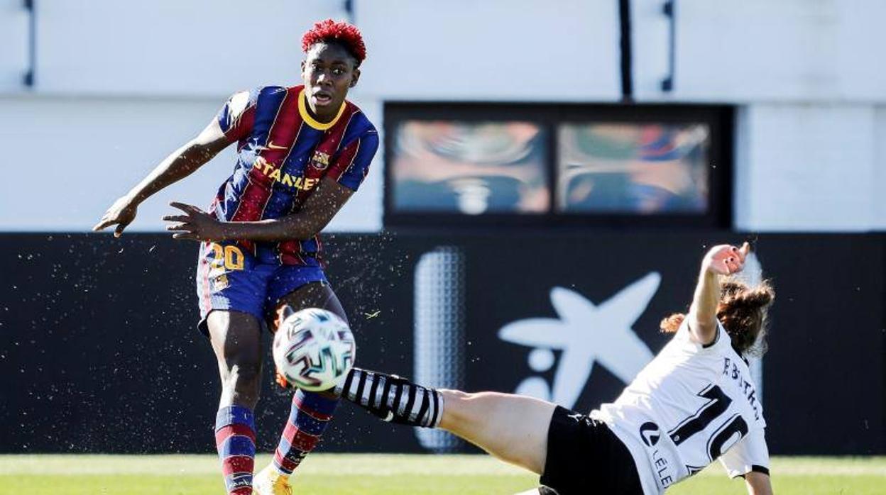 Oshoala, jugadora del Barcelona, durante un partido contra el Valencia