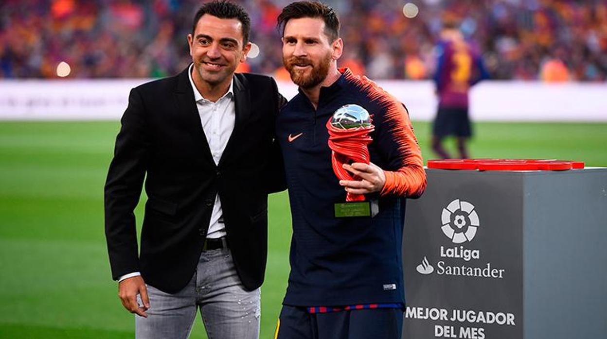 Xavi y Messi en los prolegómenos del un partido del Barcelona