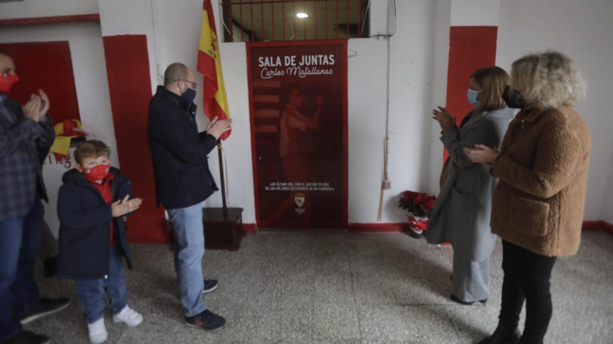 El alcalde de El Puerto Germán Beardo entrega el cuadro homenaje a Javier Matallanas, hermano de Carlos.