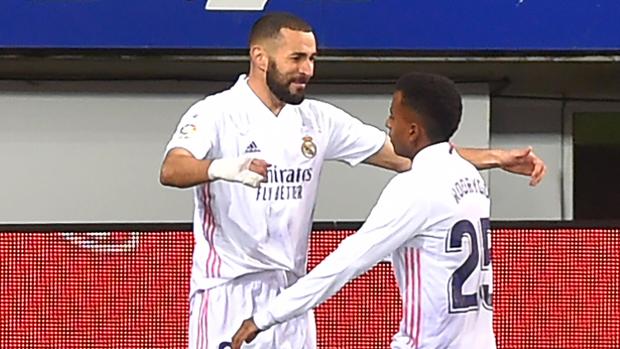 La sociedad Rodrygo-Benzema abrió la lata ante el Eibar