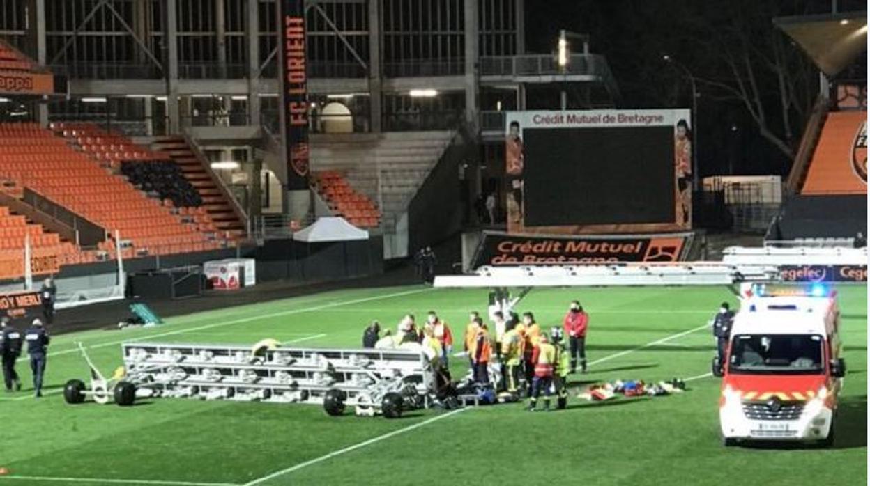 Tragedia en la &#039;Ligue 1&#039;: muere el jardinero del Lorient arrollado por un panel de luces