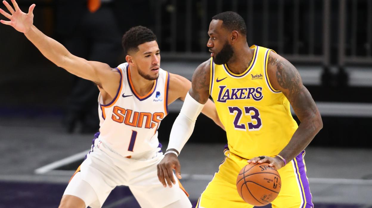 Devin Booker y LeBron James, durante un partido de pretemporada de la NBA