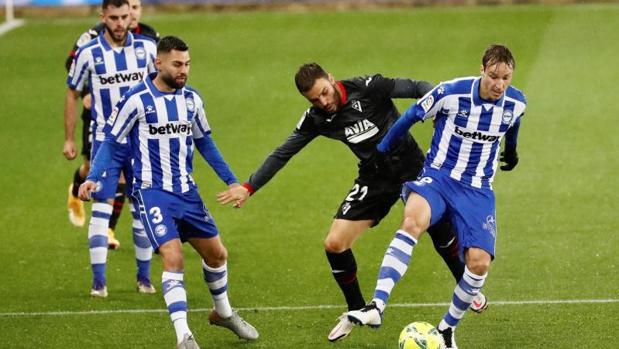 El Alavés remonta y complica al Eibar