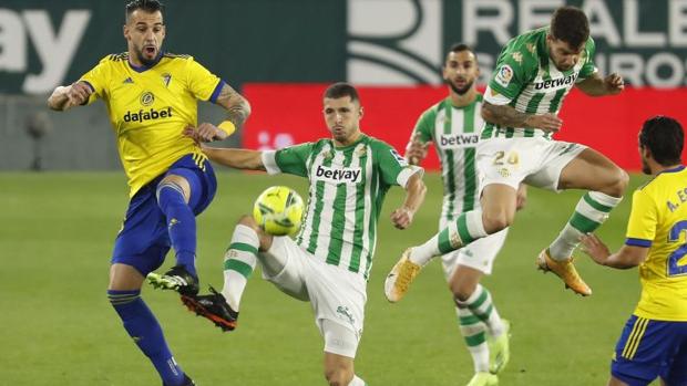 El Betis recupera posiciones e incrementa las dudas del Cádiz