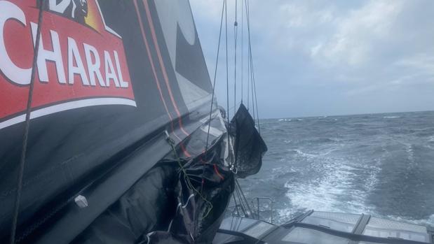 Jérémie Beyou y Armel Tripon haciendo caja mientras que los líderes siguen ciñendo