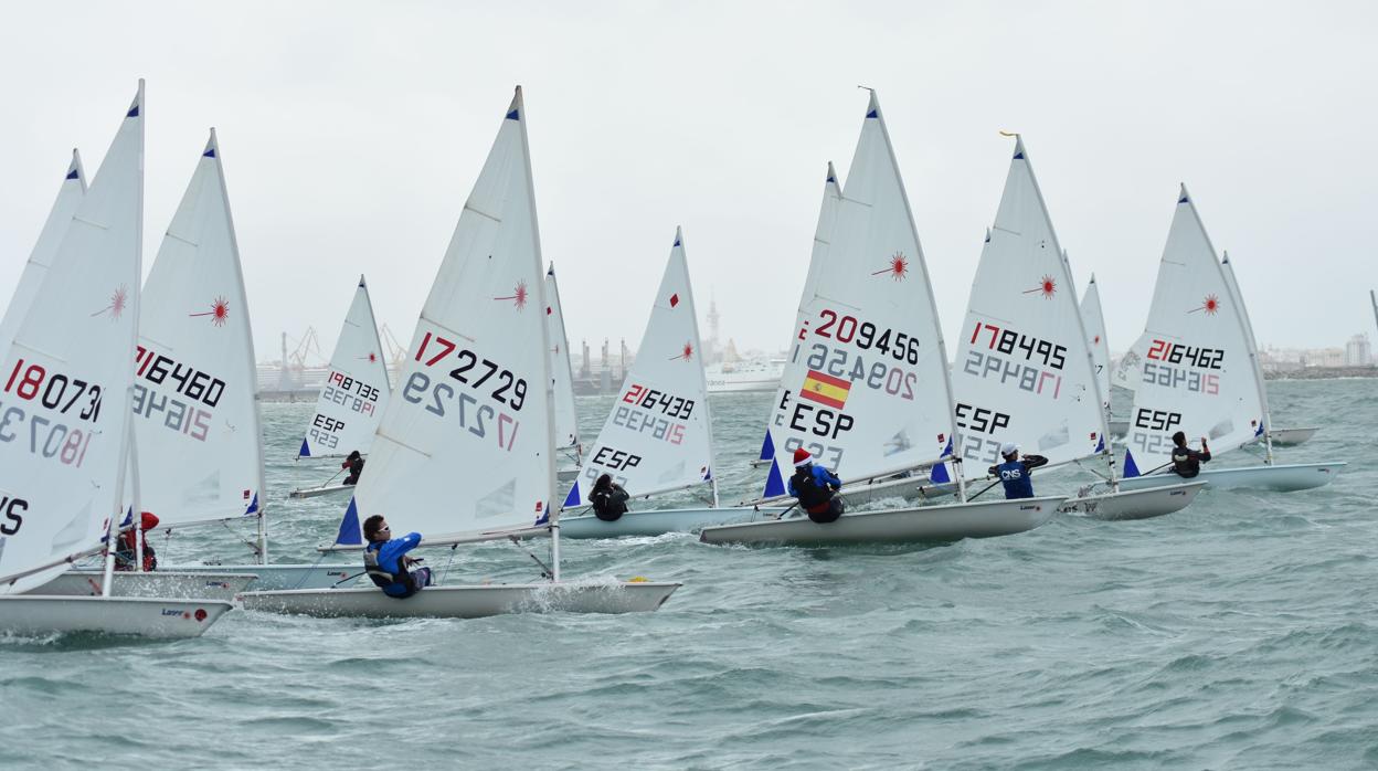 Costoso arranque de la regata de Año Nuevo en Cádiz